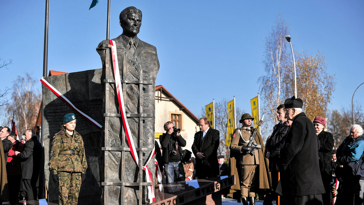 Organizatorzy niedzielnych uroczystości odsłonięcia pomnika Łukasza Cieplińskiego w Rzeszowie odpierają zarzuty wicewojewody o ich upolitycznienie.