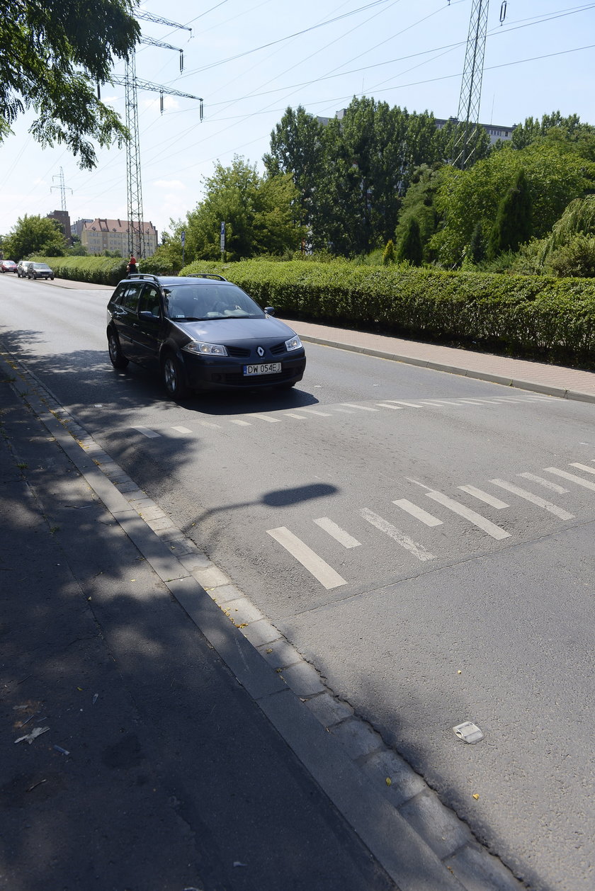 Samochód przed progiem zwalniającym