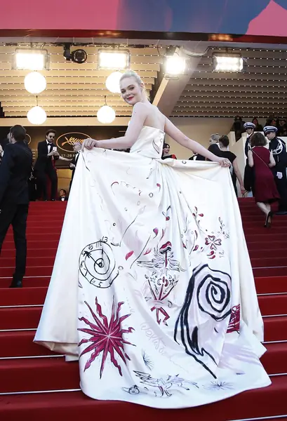 Elle Fanning w sukni Vivienne Westwood