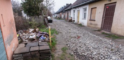 Zerwali chodnik i poszli