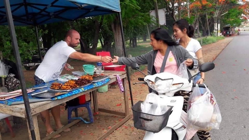 Przez to zdjęcie przy grillu wpadł w olbrzymie kłopoty