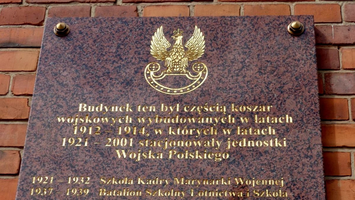 Pamiątkową tablicę odsłonięto dzisiaj na terenie dawnej jednostki wojskowej w Świeciu. Uroczystości były hołdem oddanym kadrze i żołnierzom stacjonującym w tym miejscu od 1921 roku.