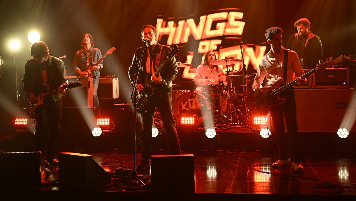 Zespół Kings of Leon jako gość „The Tonight Show Jimmy’ego Fallona, 26 lutego 2024 r