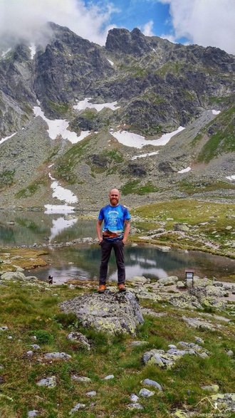 Nad Wielkim Hińczowym Stawem. Za mną wznosi się Hińczowa Turnia (2377 m n.p.m.)