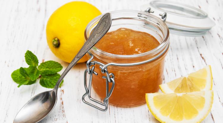 A méz és a citrom segíthet a kiszáradt könyökön Fotó: Getty Images