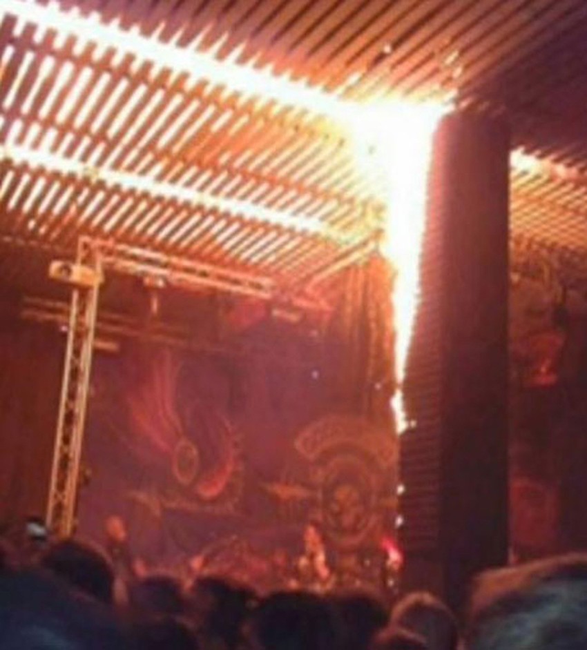 Trenutak kada je vatra preko stubova zahvatila plafon