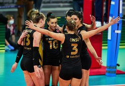 Siatkarki pocałowały się na parkiecie. Koleżanki z drużyny były w szoku [WIDEO]