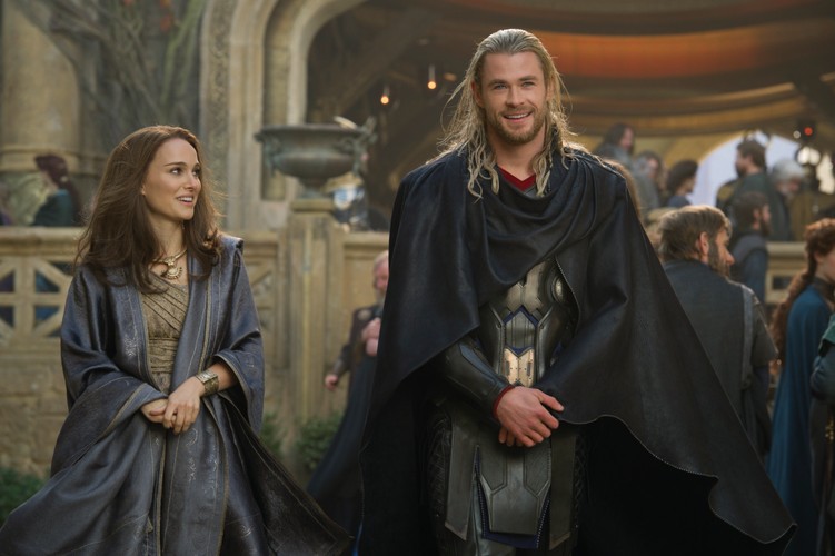 Natalie Portman i Chris Hemsworth w filmie 'Thor: Mroczny świat'