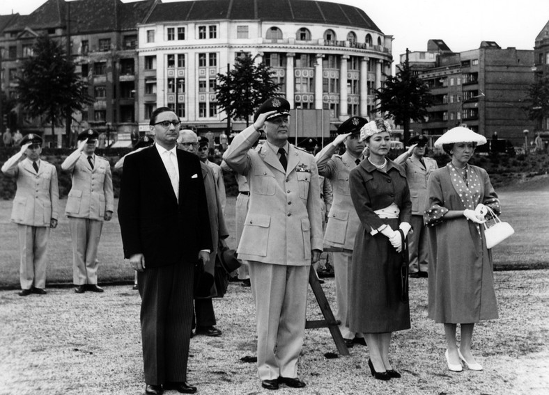 William Tunner (drugi od lewej) w Berlinie Zachodnim (26 czerwca 1957 r.)
