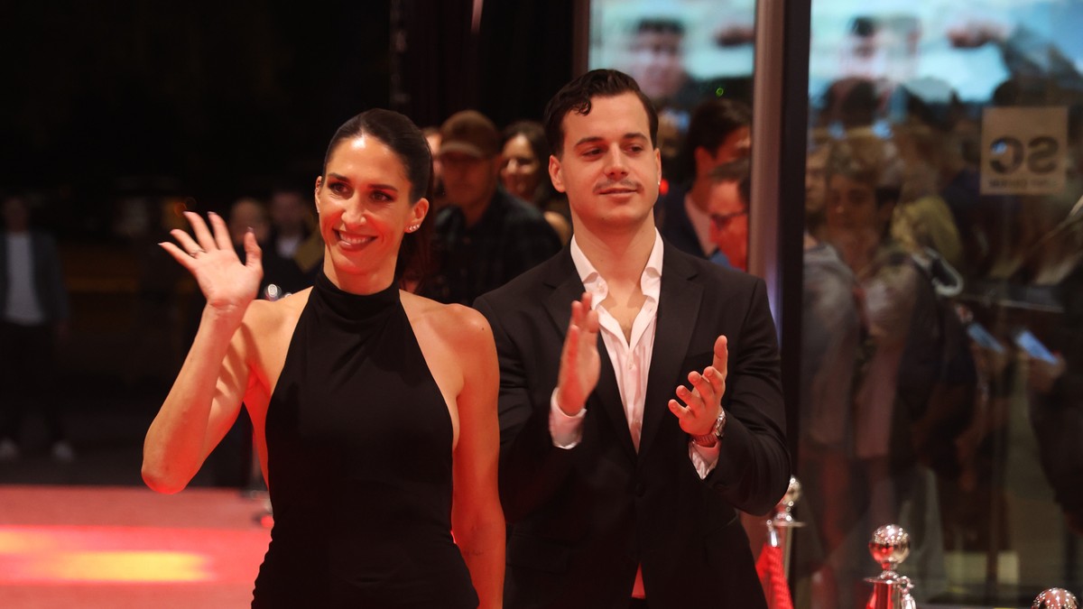 "DOĐI MAMI SINE, MALI SE OTIMA" Mreže gore nakon pojavljivanja Jelisavete Orašanin i Pavla Mensura - Jedni ih hvale, drugi se smeju: "Sve na silu"