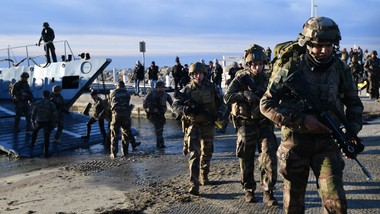 francja przygotowuje się na inwazję. wojsko ćwiczy obronę kraju przed wrogiem