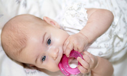 Ząbkowanie niemowląt - bolesne objawy i gorączka. Jak pomóc dziecku przy ząbkowaniu?