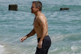 Slavni glumac (54) izgleda NESTVARNO DOBRO: Skinuo se na LUKSUZNOJ JAHTI i ceo svet otvorenih usta gleda njegovo ISKLESANO TELO! Ovaj čovek NE STARI