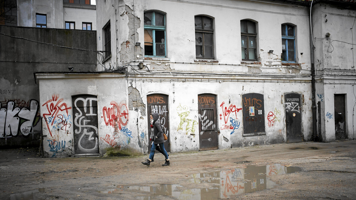 Brytyjski tabloid "The Sun" w obszernym reportażu z Łodzi, zamieszczonym w niedzielnym wydaniu, odmalowuje obraz wyludnionego i podupadającego miasta, ilustrując go zdjęciami opustoszałych ulic, handlowych bud pokrytych graffiti i pijaków przed irlandzkim pubem.