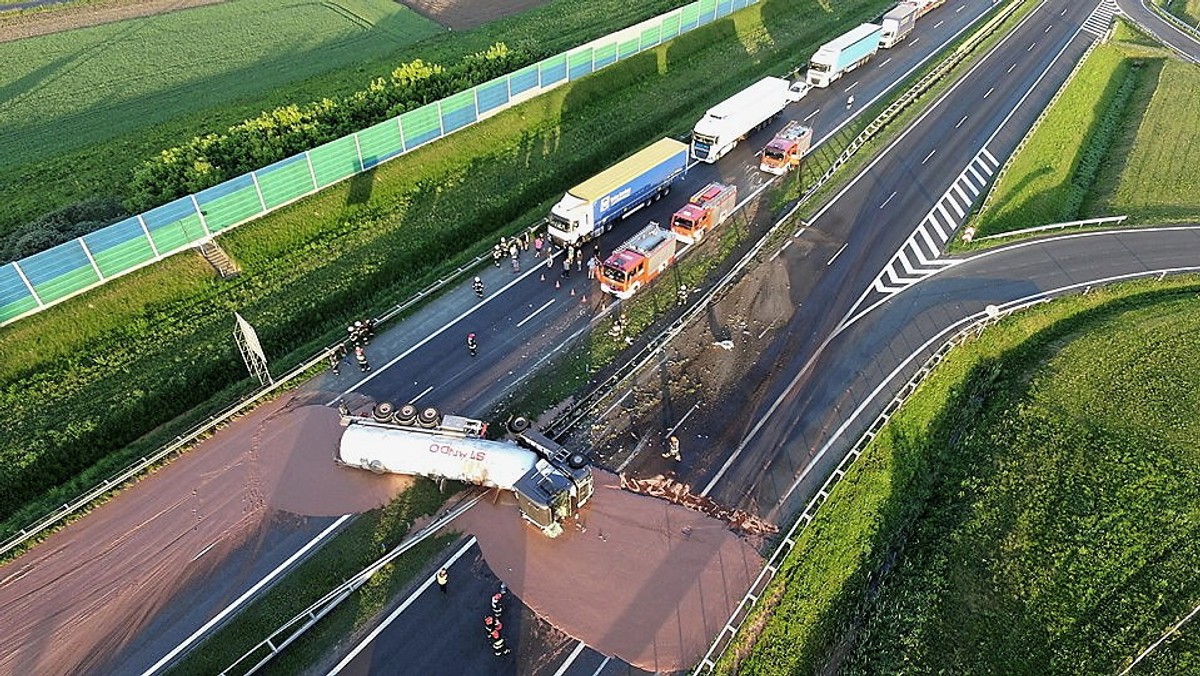 Kilkanaście godzin trwała walka służb z czekoladą, która rozlała się na autostradzie A2 między węzłami Września i Słupca. Po godz. 21 odblokowano przejazd autostradą w obu kierunkach; ruch odbywa się jedynak po jednym pasie, zarówno w kierunku Poznania, jak i Warszawy.