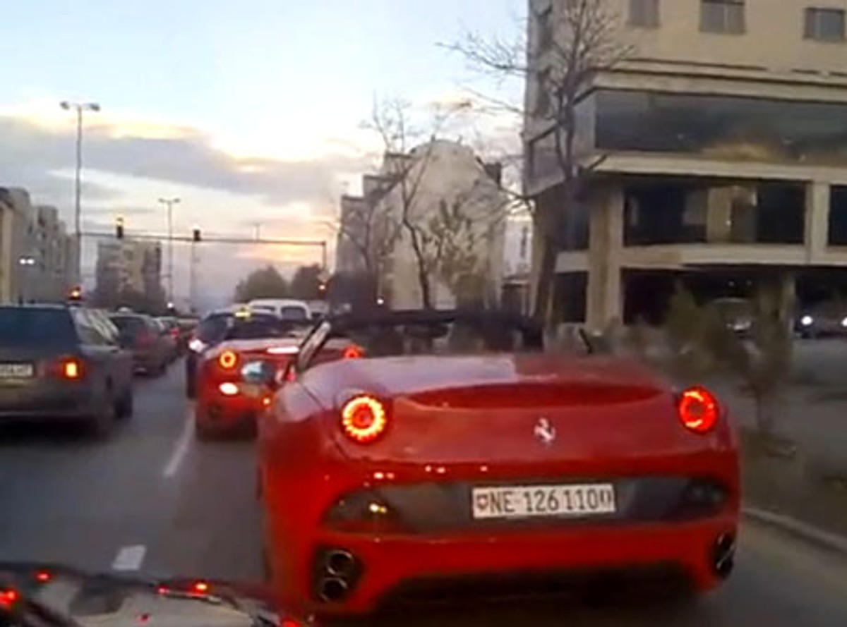 Ferrari kontra koparka - masakra