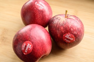 Co oznaczają naklejki na owocach i warzywach? Niedługo mogą zniknąć