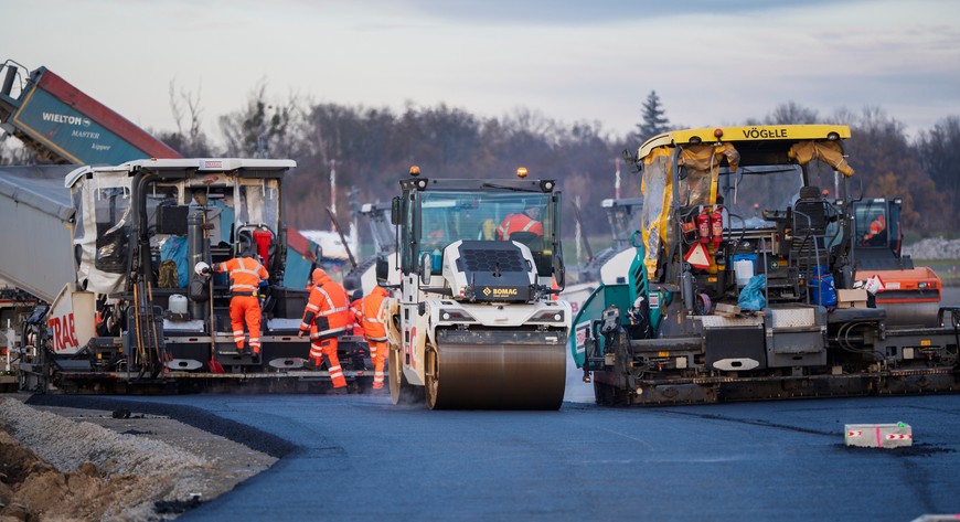 Praca wre, bo już 5 grudnia wznowione zostaną operacje lotnicze.