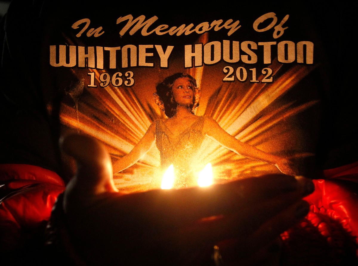 Pożegnanie Whitney Houston. Złota limuzyna, srebrna trumna...