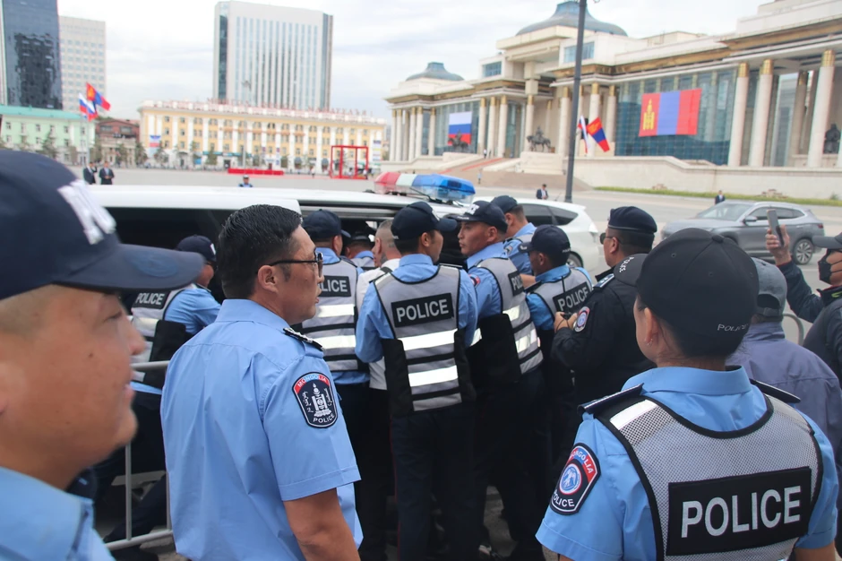 Mongolska policija sprečava pripadnike grupe "Ne ratu" da drže ukrajinske zastave tokom posete Vladimira Putin Ulan Batoru 3. septembra