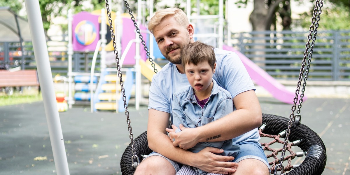 Damian Szymański idzie czerwonym szlakiem przez Beskidy i Gorce w Bieszczady. Zbiera pieniądze dla dzieci Domu w Łodzi.