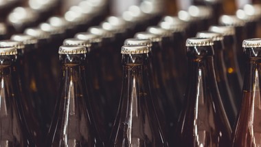 sejm uchwala nowelizację ws. systemu zwrotu szklanych butelek. co się