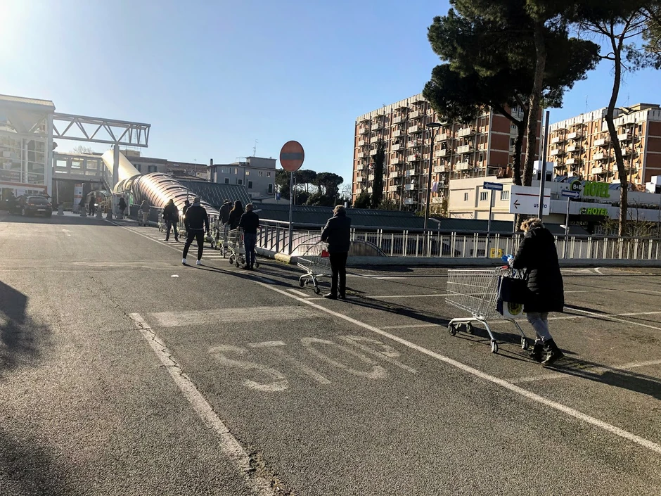 Karabinijeri na ulazu u tržni centar u kojem je otvoren samo supermarket (Rim).