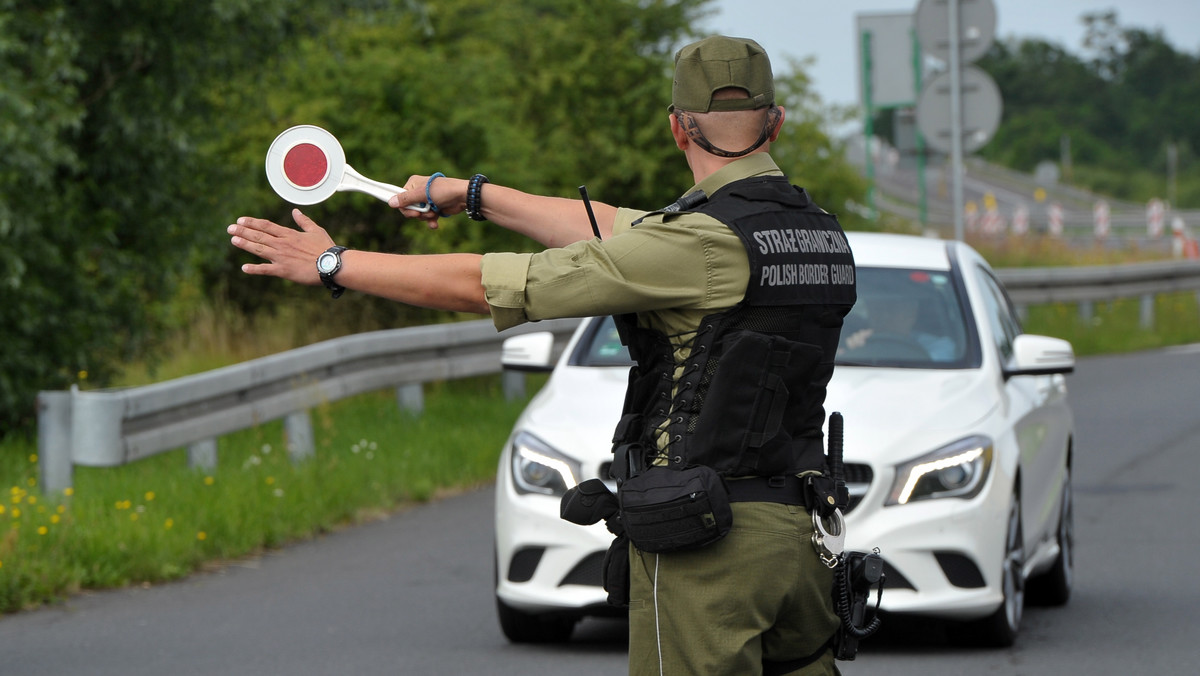 W związku z organizowanymi w Polsce Światowymi Dniami Młodzieży oraz szczytem NATO, na granicach z Czechami, Niemcami, Litwą oraz Słowacją wprowadzono tymczasowe kontrole. Polacy, którzy zamierzają udać się do tych państw, muszą pamiętać o zabraniu dokumentów potwierdzających ich tożsamość oraz obywatelstwo.