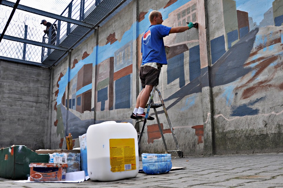 Murale zdobią mury spacerniaka w Zakładzie Karnym w Wojkowicach