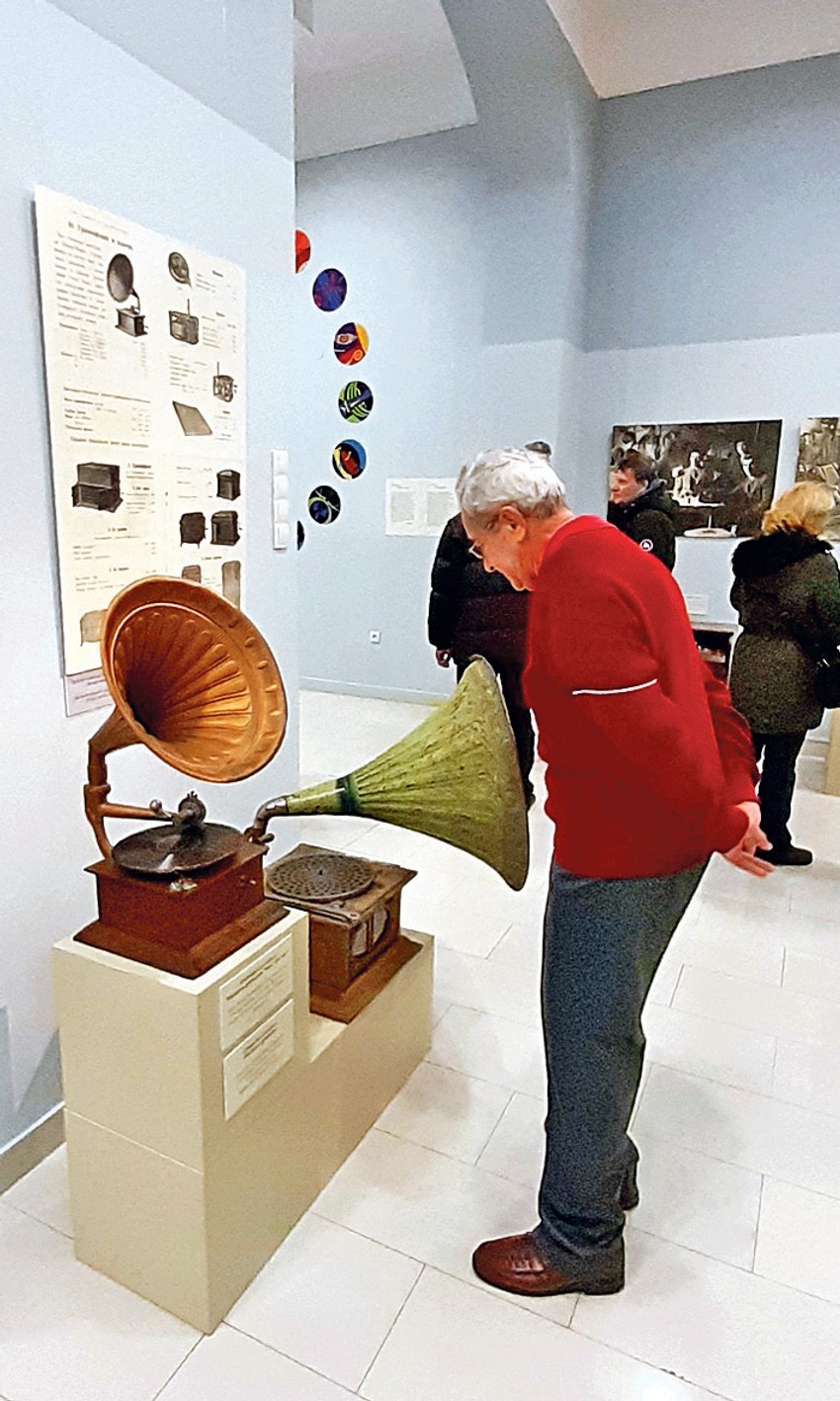 Izloženo je više od 25 vrsta gramofona