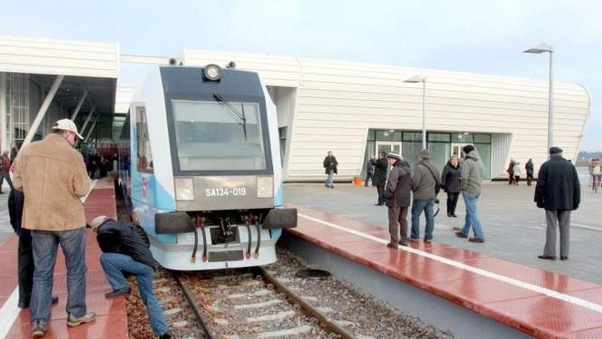 "Dziennik Wschodni": Za pięć dni na nowym lotnisku ma wylądować pierwszy samolot. Do terminalu nie dotrze komunikacja miejska, tylko pociąg, a kolej nie ma nawet rozkładu jazdy.