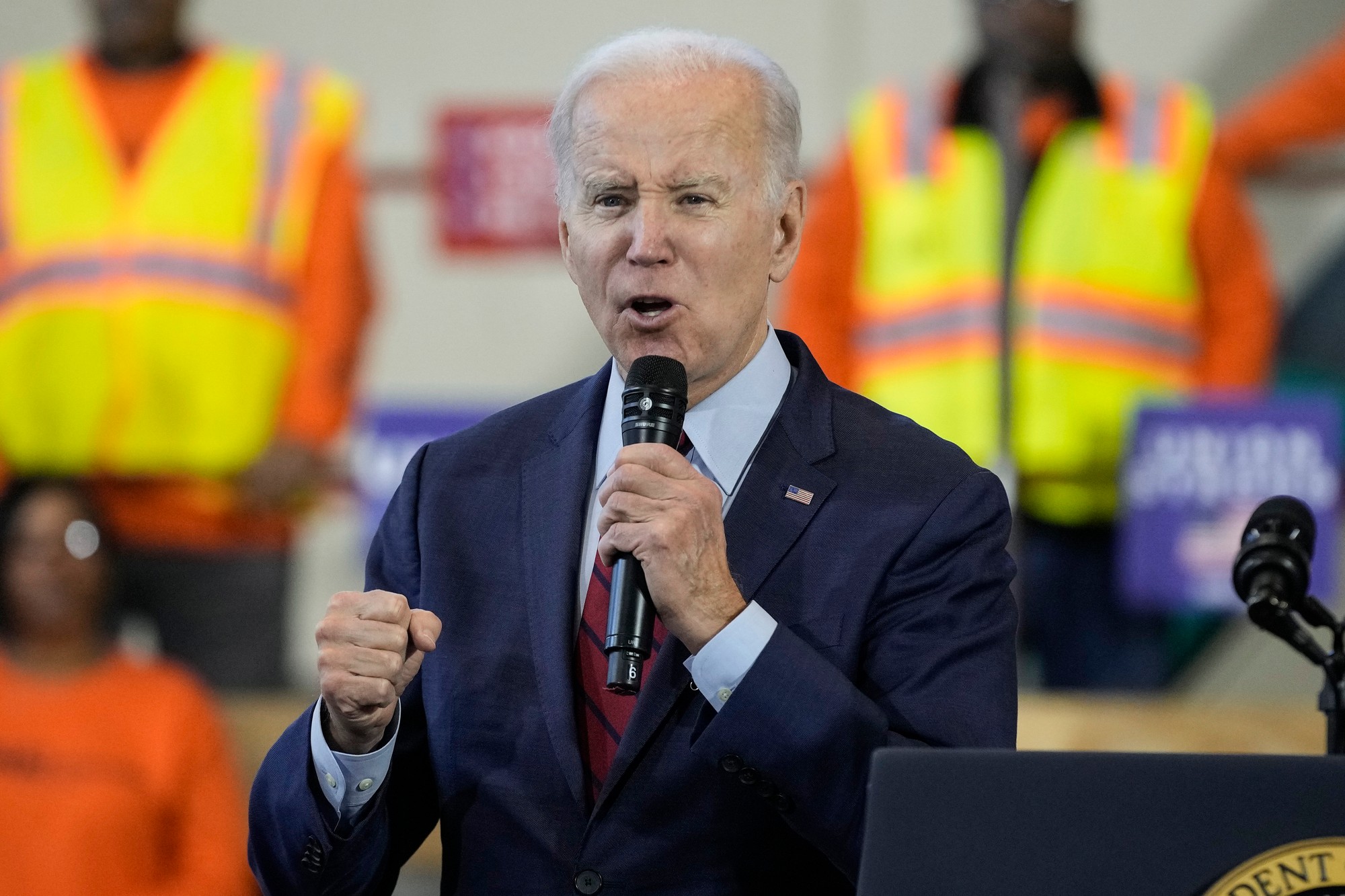 Novinár dodal, že o tom údajne rozhodol americký prezident Joe Biden.