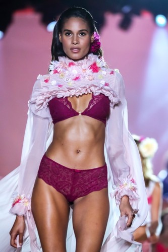 Pokaz kolekcji bielizny Etam wiosna/lato 2020 na Paris Fashion Week