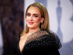 Micsoda meglepetés: Adele lélegzetelállító ruhában jelent meg egyszer csak a BRIT gálán