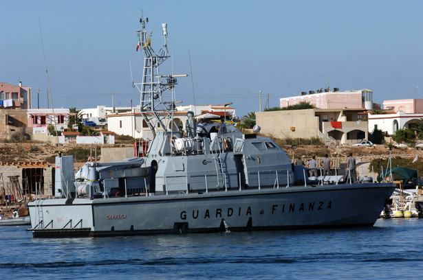 Łódź policyjna patrolująca wybrzeża włoskiej wyspy