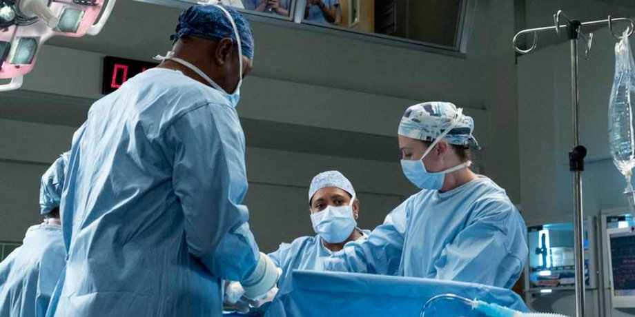 Praca chirurga to walka o ludzkie życie. Nie sposób uniknąć w niej stresu (na zdjęciu: kadr z serialu "Chirurdzy")