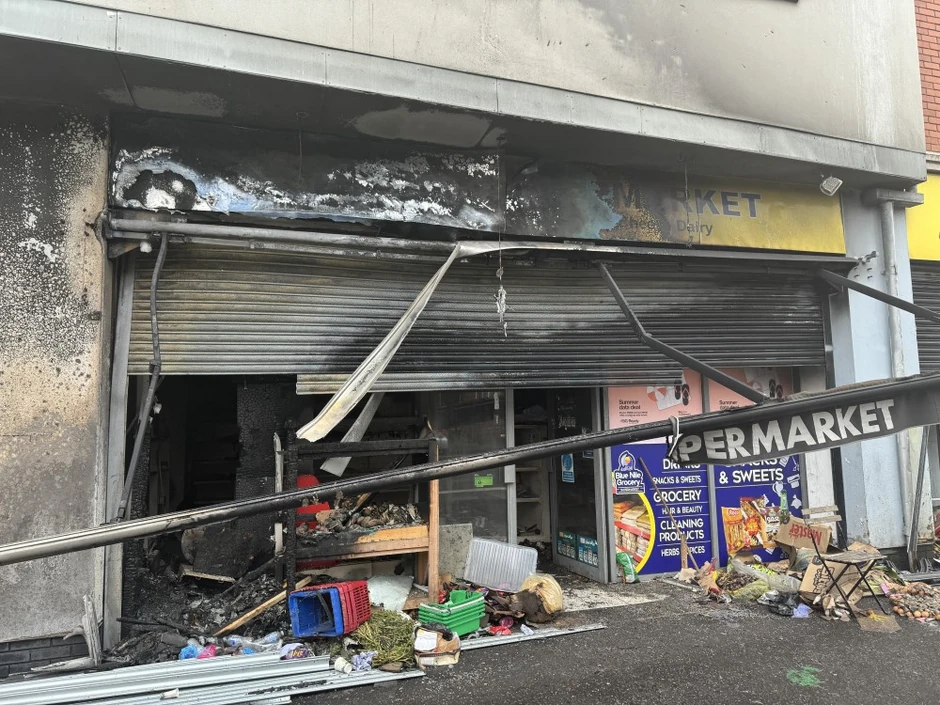 Jedna od uništenih prodavnica u Belfastu | Foto: BBC