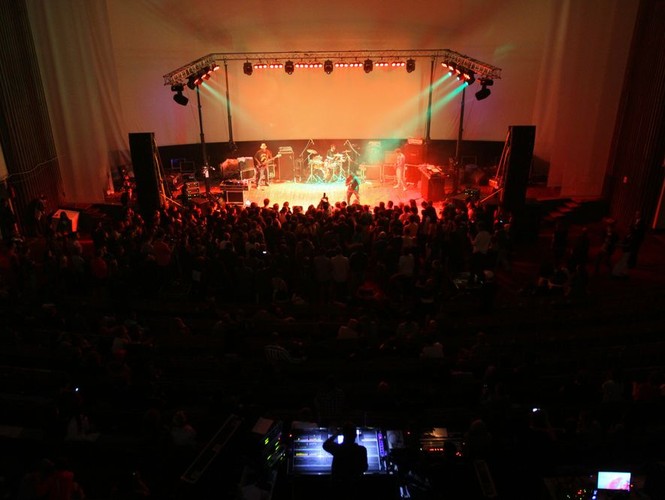 Bilet na koncert - pod choinką zajmie niewiele miejsca, a zapewni niezapomniane przeżycia. W wersji 'light' może być płyta z muzyką