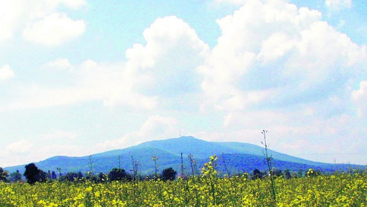 Masyw Ślęży, najwyższe wzniesienie (718 m n.p.m.) przedgórza sudeckiego, monumentalnie góruje nad okolicznymi równinami. Jego historia kryje w sobie wiele tajemnic.