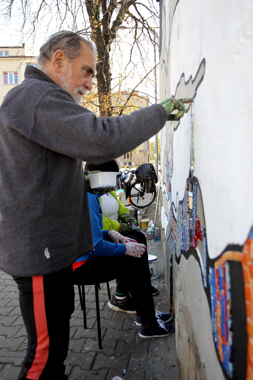 Mural w Chorzowie tworzą seniorzy