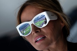 LICE MELANIJE TRAMP frapiralo sve! Ovaj detalj na UŠIMA otkriva da se ZATEZALA, tvrde hirurzi, a ona se kune u GENETIKU SVOJE MAJKE I SLOVENSKU LEPOTU