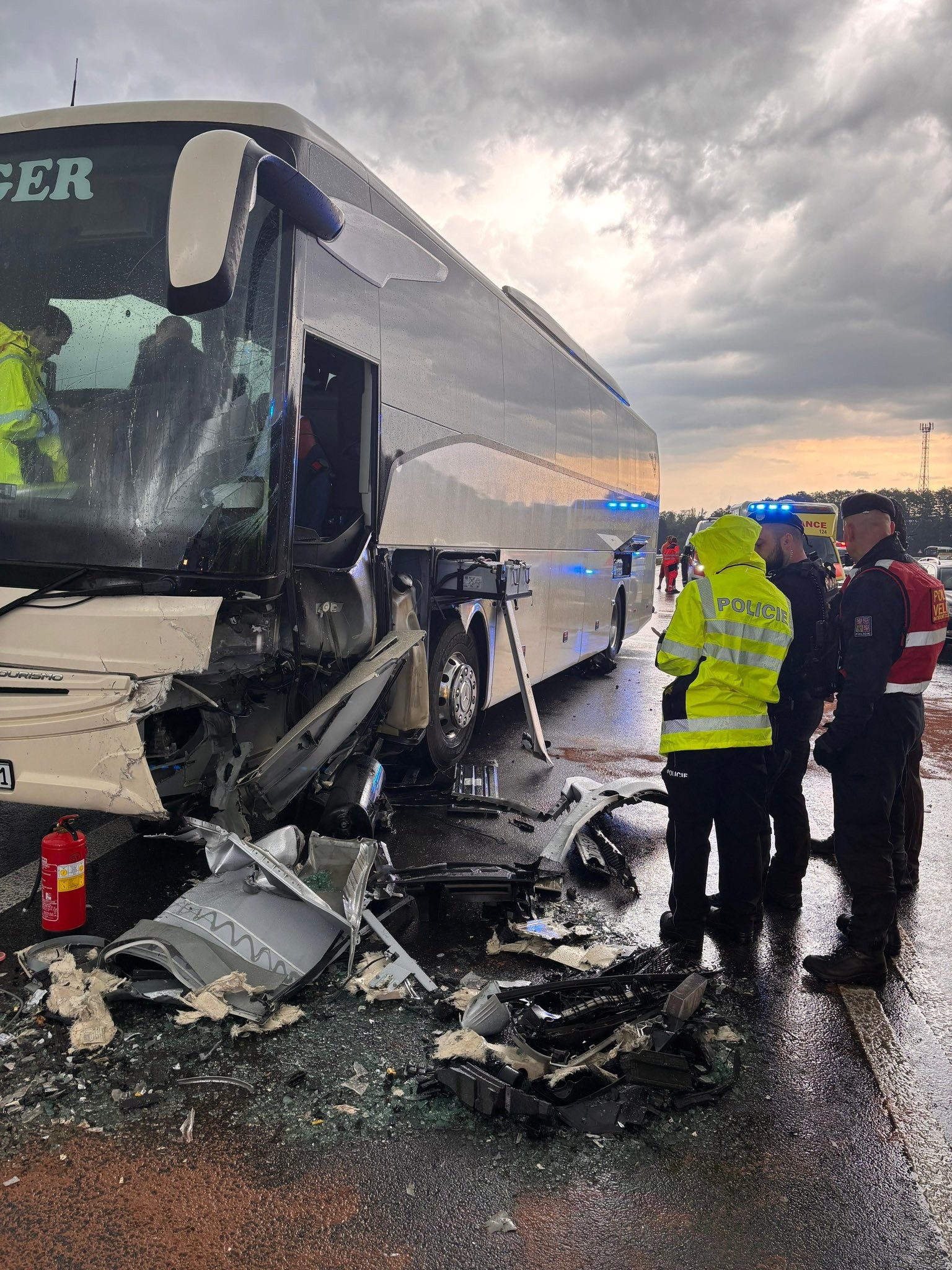Autobus sa zrazil s osobným autom neďaleko Českých Budějovíc.