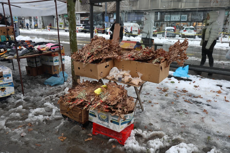 Prodaja badnjaka na Bajloni pijaci