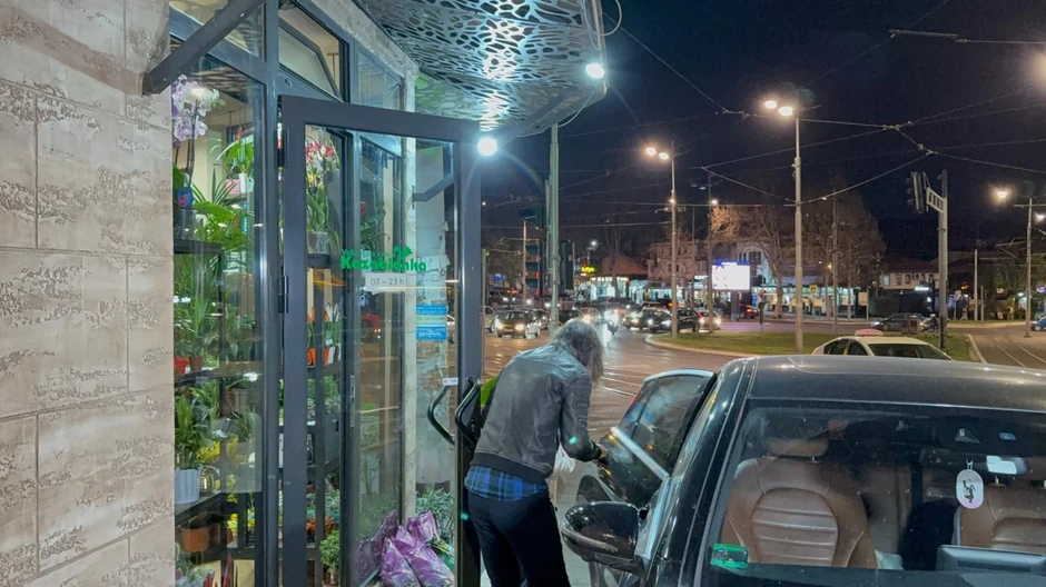 Rale kupuje Ani Nikolić cveće