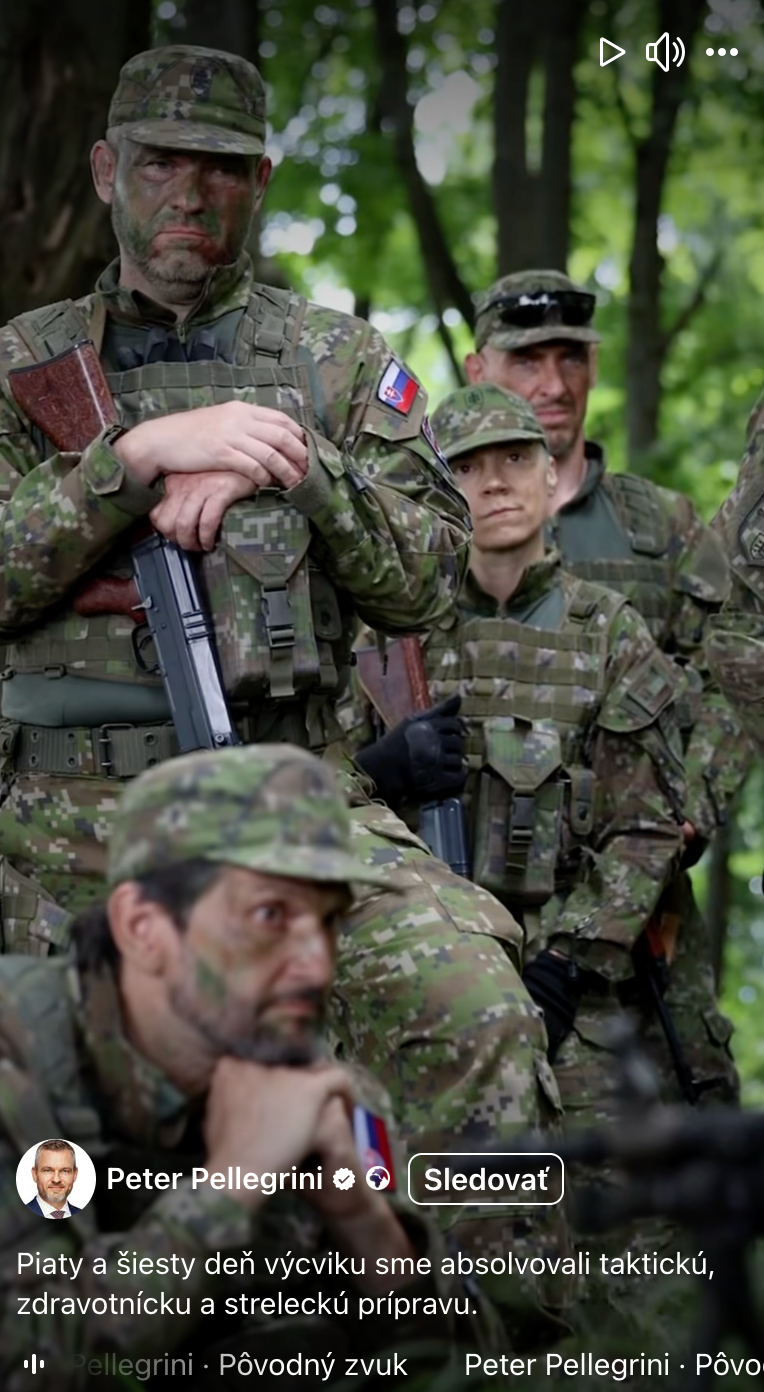 Záber z výcviku, na ktorom sa zúčastnil prezident Pellegrini.