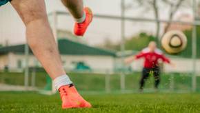 Schnürsenkel im Abseits – Fußballschuhe mit Slip-On im Vergleich