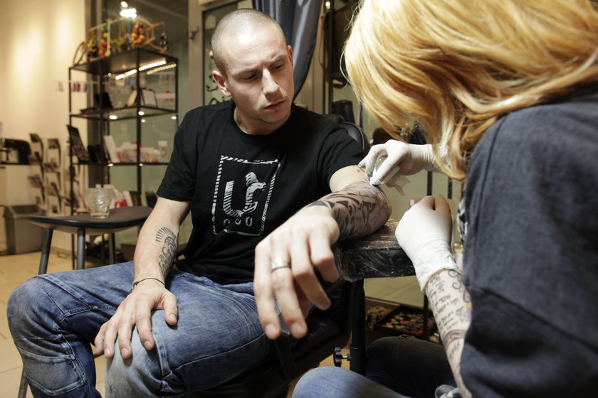 Mateusz Bąk to miłośnik tatuaży