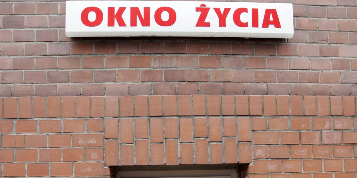 Częstochowa: 2-letnia dziewczynka w oknie życia. Foto. ilustracyjna.