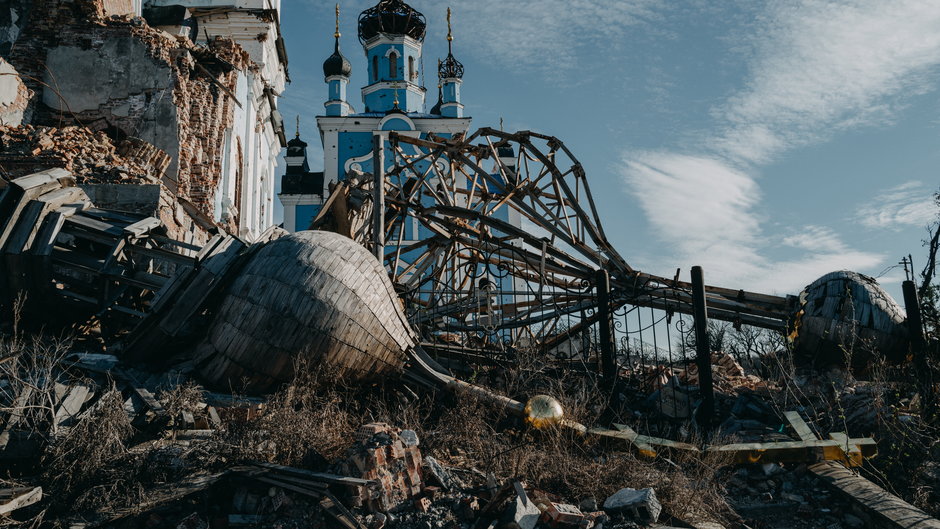 Widok kościoła zniszczonego przez wojnę, w Bohorodychne, obwód doniecki, Ukraina