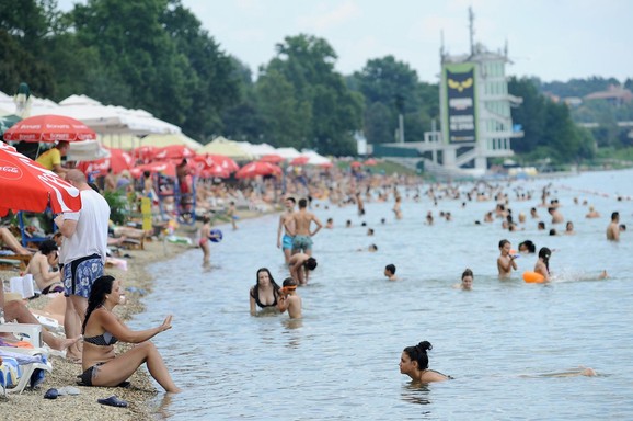 Mnogo kupača na Adi Ciganliji